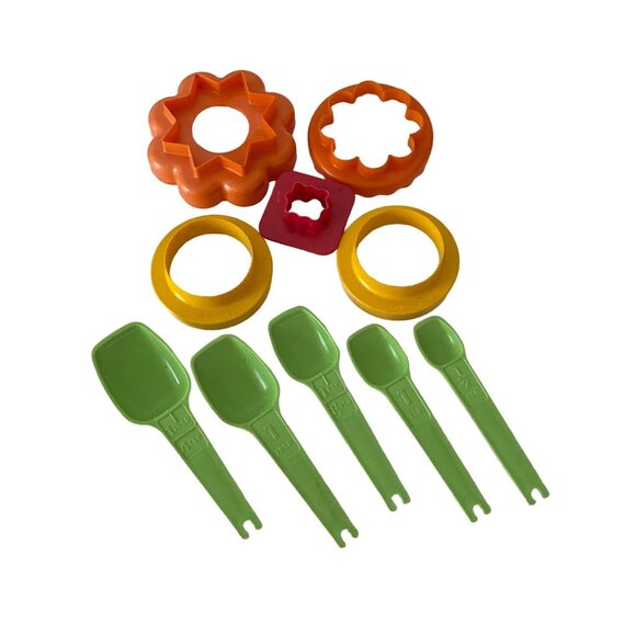 Tupperware Stacking Cookie Cutters Measuring Spoons Lot of 10 vintage - Picture 1 of 16